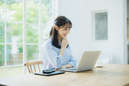 オンラインカウンセリングを受ける女性