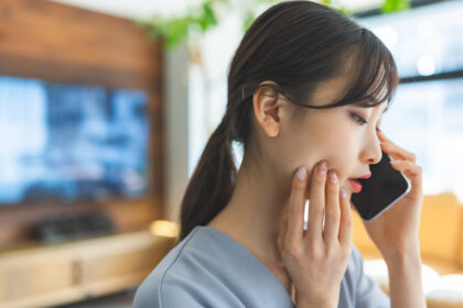 スマホで音声カウンセリングを受ける女性