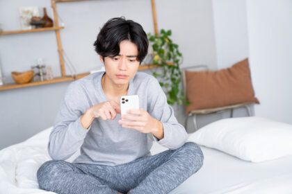 スマホを見る若い男性
