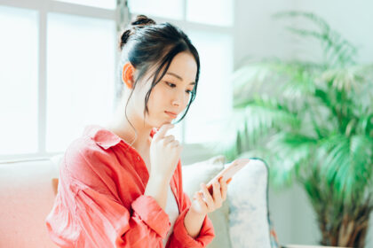 カウンセリングイメージ画像（スマホを見る女性）