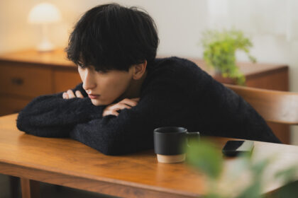 落ち込んでいる男性