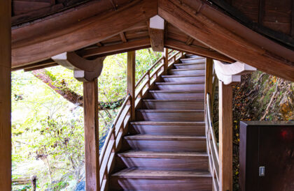 克服していくステップのイメージ画像（螺旋階段）