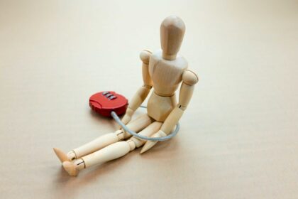 束縛される木の人形（イメージ）