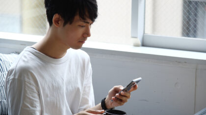 スマホを操作する男性