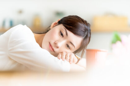 机の上で休む女性