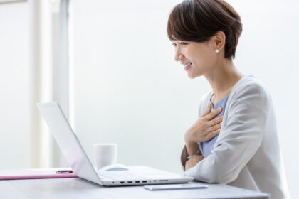 オンラインカウンセリングを受ける女性