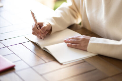 ノートに書き出して整理する様子