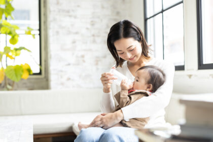 アタッチメント（愛着）：無償の愛情（ママが赤ちゃんにミルクを上げる様子）
